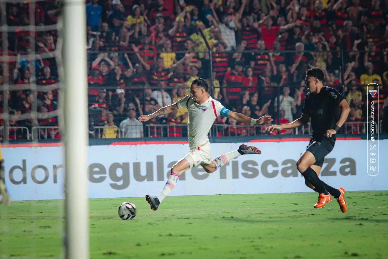 Maílton, lateral do Fortaleza, em ação pelo Tricolor.
