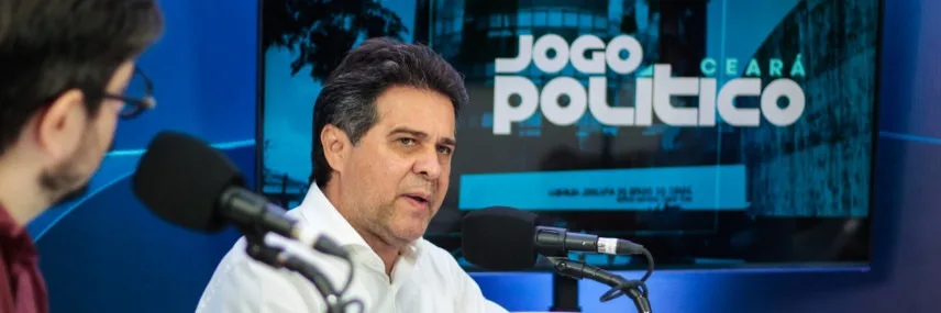 O prefeito de Fortaleza Evandro Leitão discursa durante entrevista.