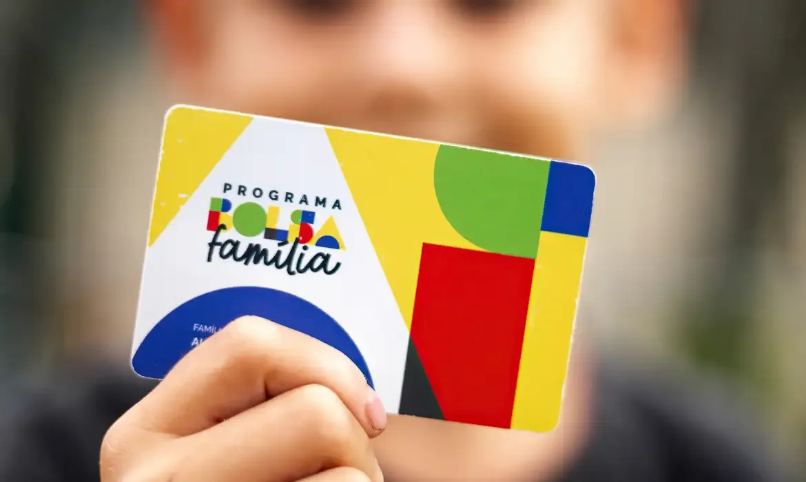 Pessoas aguardando atendimento em posto do Cadastro Único para revisão de dados do Bolsa Família.