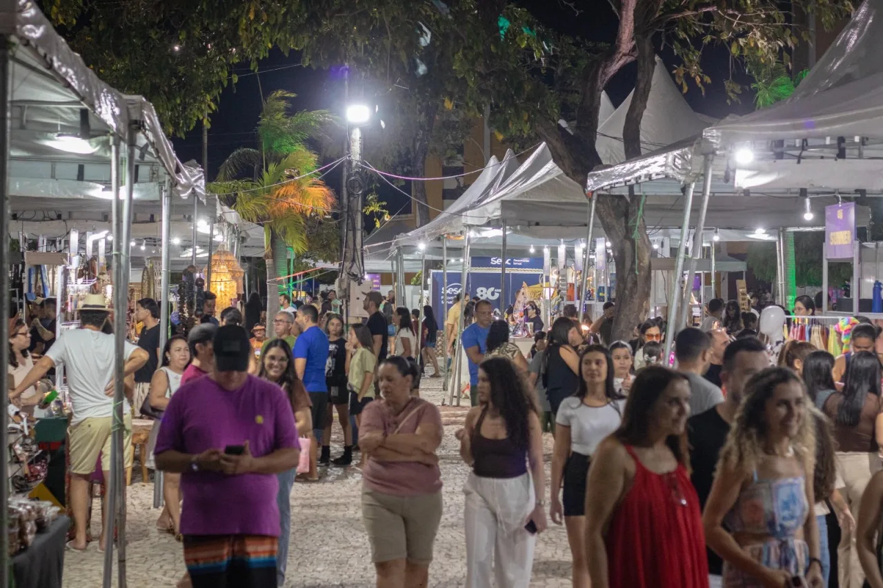 Movimentação de empreendedores e público na Praça da Matriz durante edição da Feira Fama.