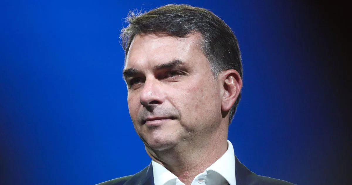 Flávio Bolsonaro discursa em evento de campanha.