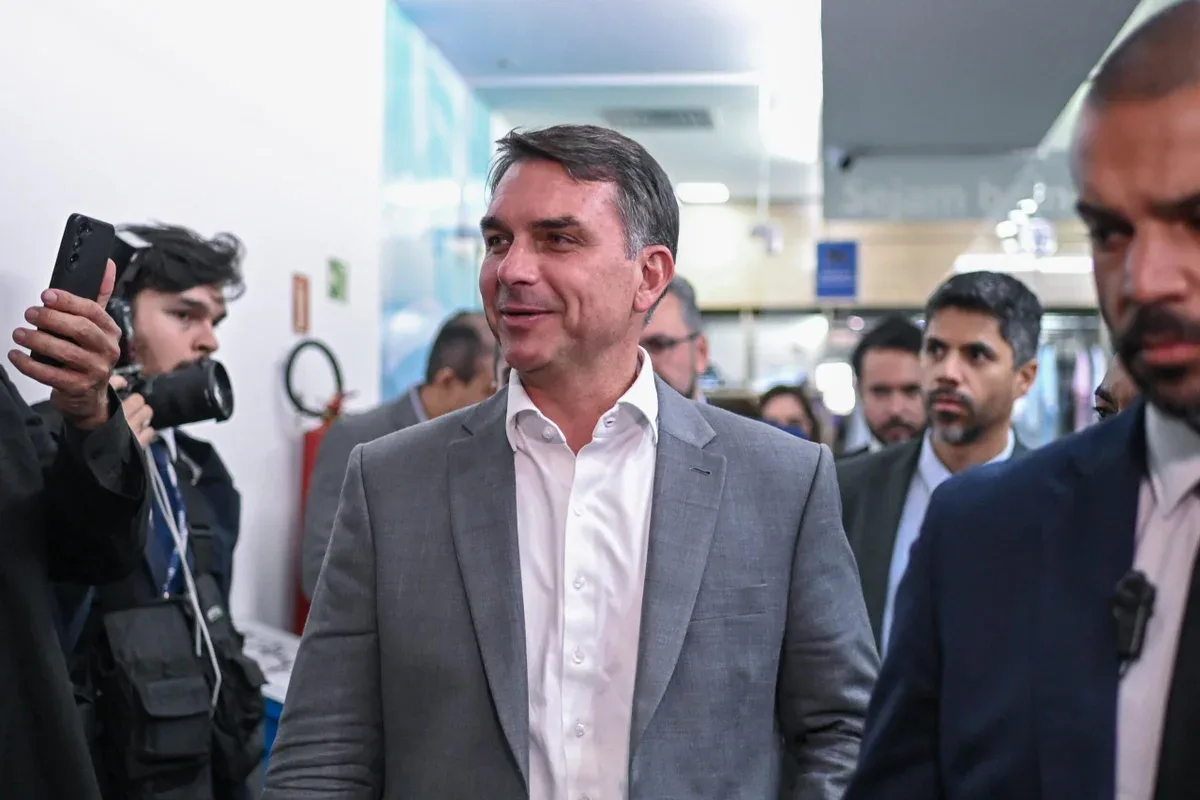 Flávio Bolsonaro em ato político em Brasilia.