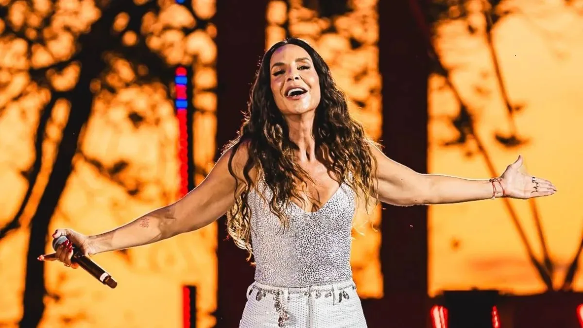 Cantora Ivete Sangalo em apresentação musical ao vivo.