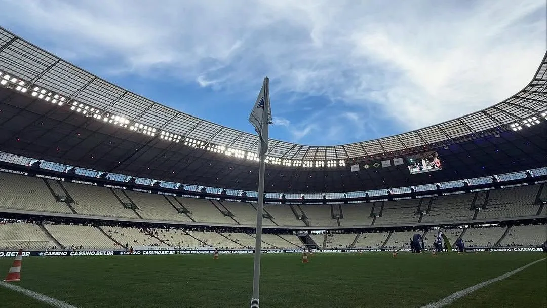 Jogadores em campo durante partida do Campeonato Brasileiro.