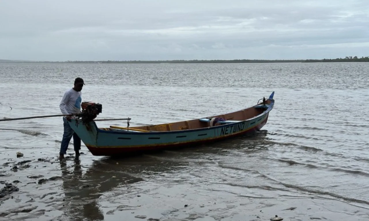 Pescador artesanal realizando suas atividades de trabalho.