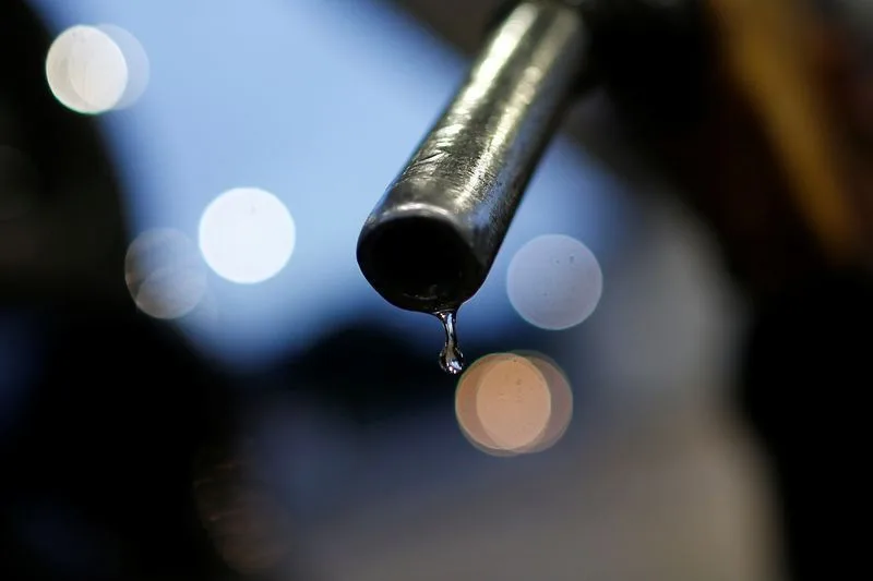 Tanques de combustível em posto de abastecimento sob análise financeira.