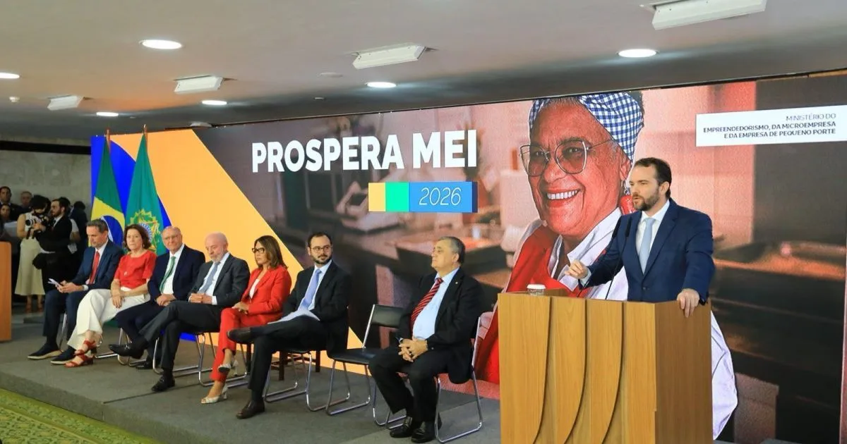 Presidente Luiz Inácio Lula da Silva discursando sobre apoio a microempreendedores.