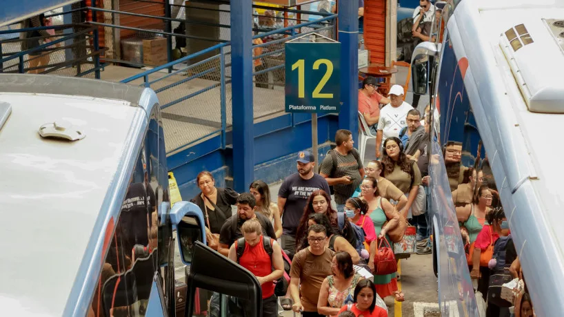 Movimentação de passageiros em rodoviária do Ceará durante período eleitoral.