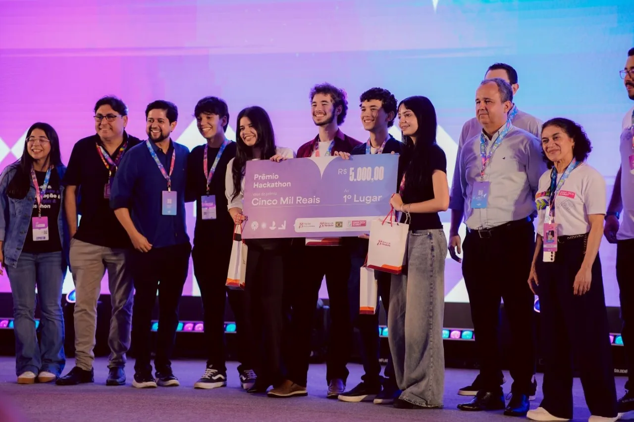 Equipes premiadas durante o Hackathon do Siará Tech Summit 2026 com representantes do Sebrae/CE.