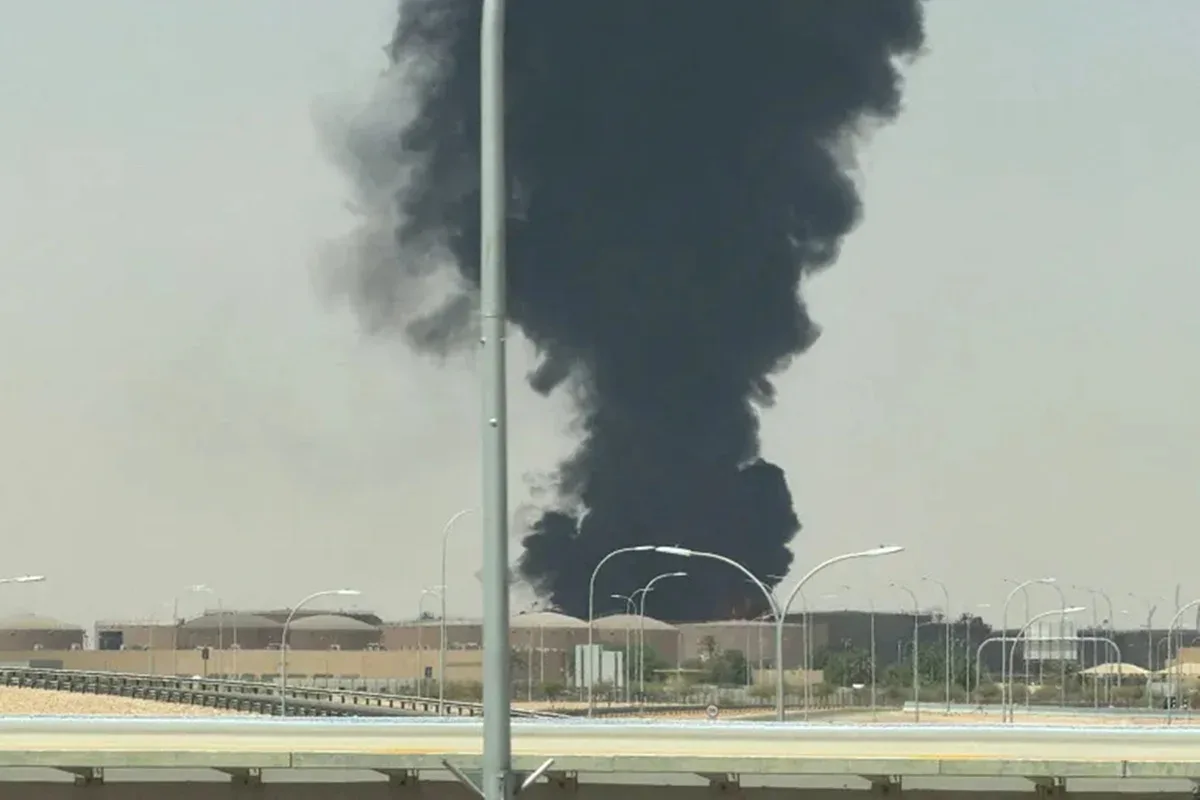 Imagem aérea representando o aeroporto na Arábia Saudita sob ataque.