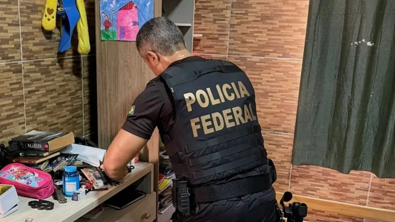 Equipes da Polícia Federal realizam diligência durante a Operação Pureza Roubada V em Fortaleza.