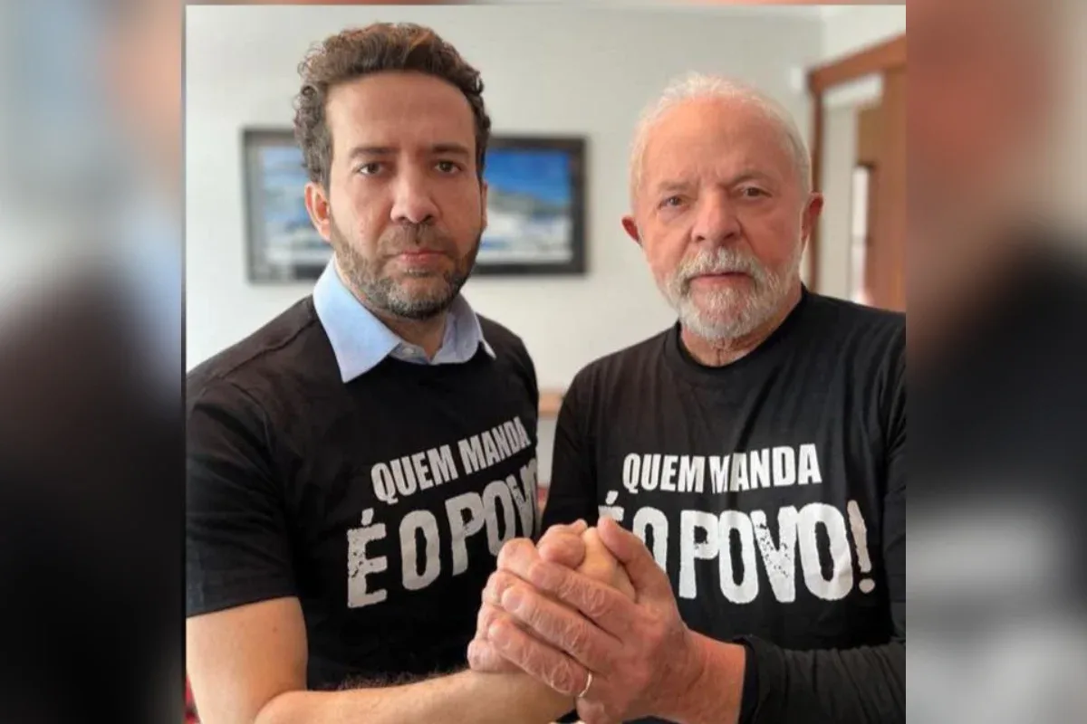 André Janones e Lula durante agenda política.