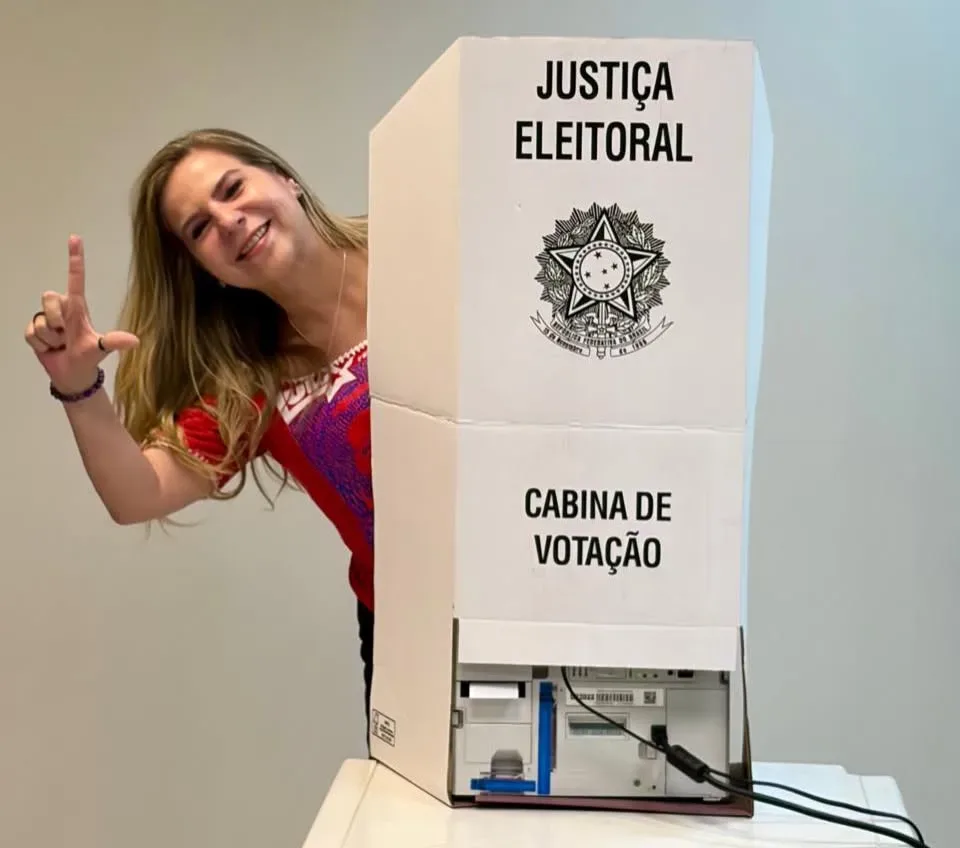 Luizianne Lins durante o processo de votação no dia 25/10/2026.