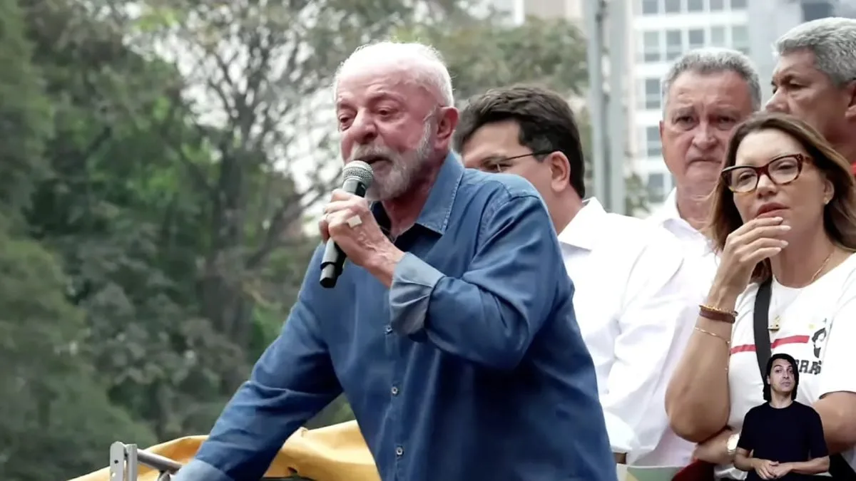Luiz Inácio Lula da Silva discursando em cima de um palanque na av. Paulista.