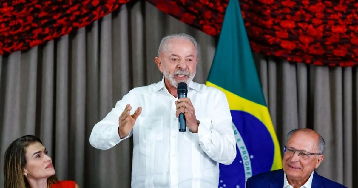 Presidente Luiz Inácio Lula da Silva discursando sobre decisões do TSE.