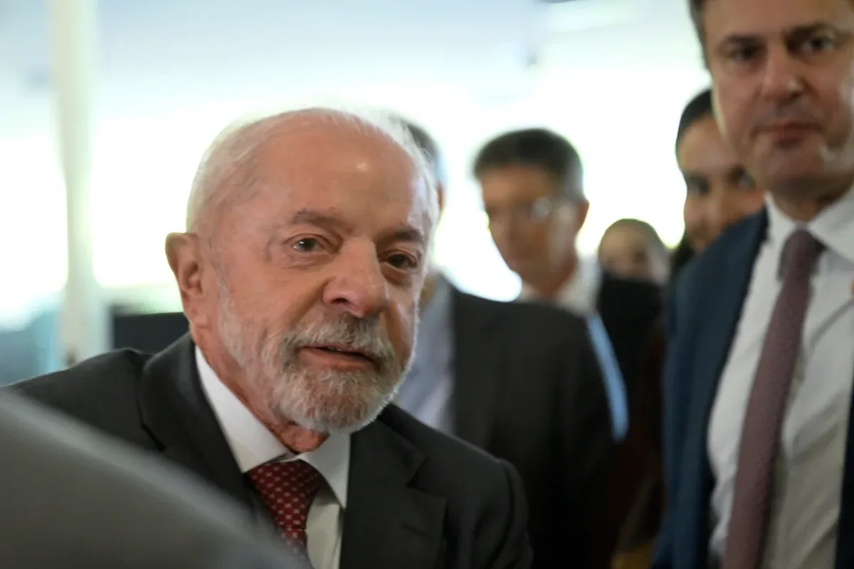 Presidente Luiz Inácio Lula da Silva cumprimentando apoiadores.