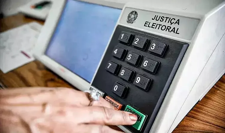 Urna eletrônica em ambiente de votação.