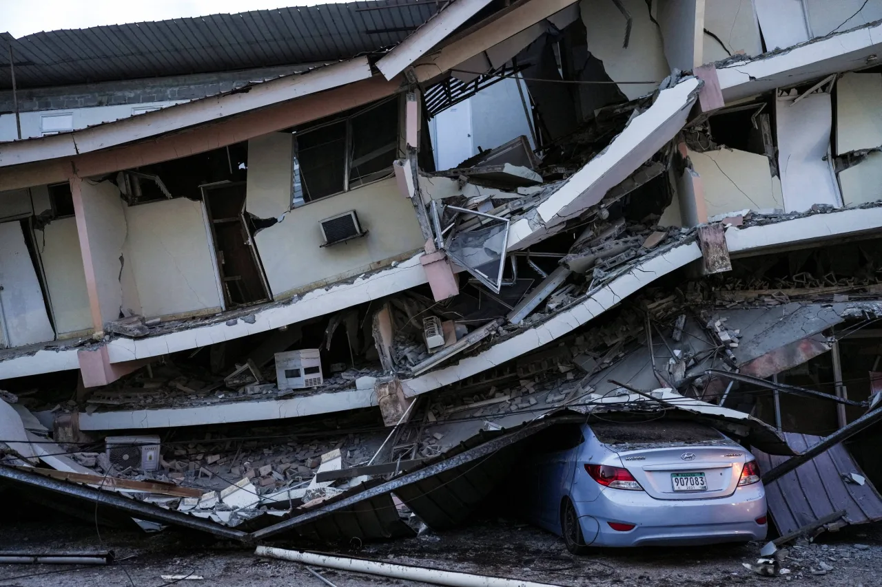 Equipes de emergência trabalham em área atingida pelo terremoto no Panamá.