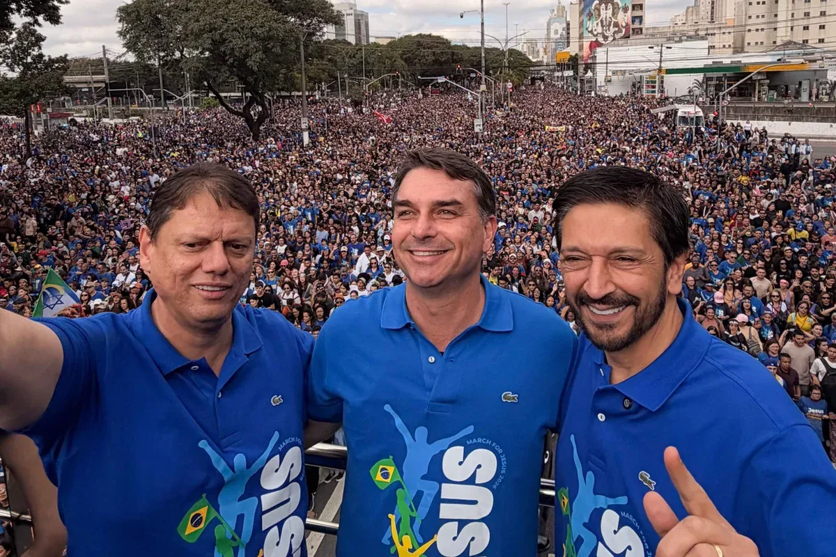 Tarcísio de Freitas, Flávio Bolsonaro e Ricardo Nunes em evento público da Marcha para Jesus