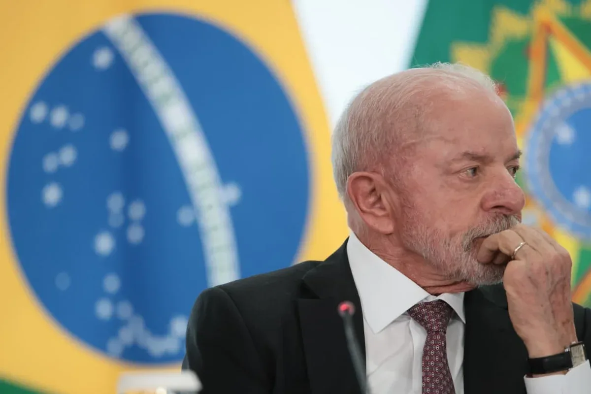 Foto do ministro André Mendonça e menção à decisão sobre Lula e Flávio Bolsonaro.
