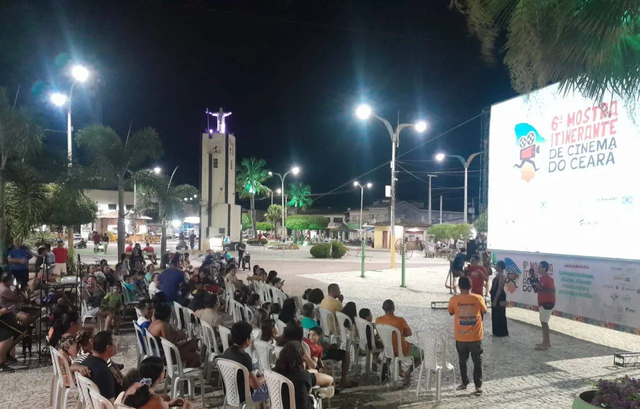 Caminhão adaptado da Mostra Itinerante de Cinema do Ceará com telão para exibição pública.