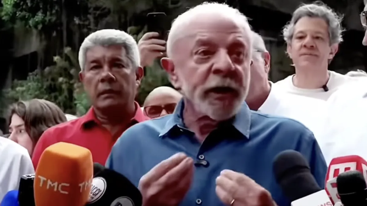 Lula falando ao microfone em evento de campanha na cidade de São Paulo.