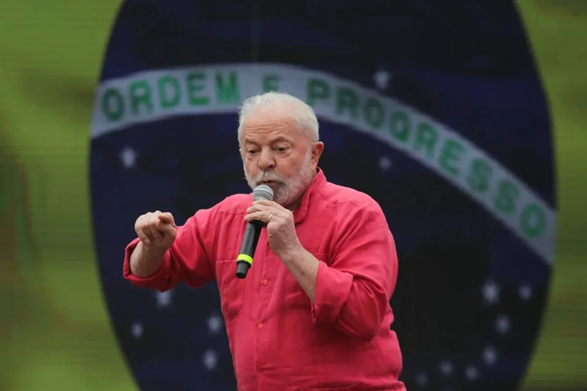 Lula discursando em frente a uma bandeira do Brasil