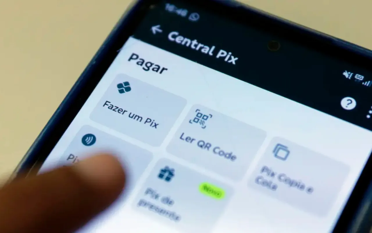 Homem utilizando celular para transação financeira