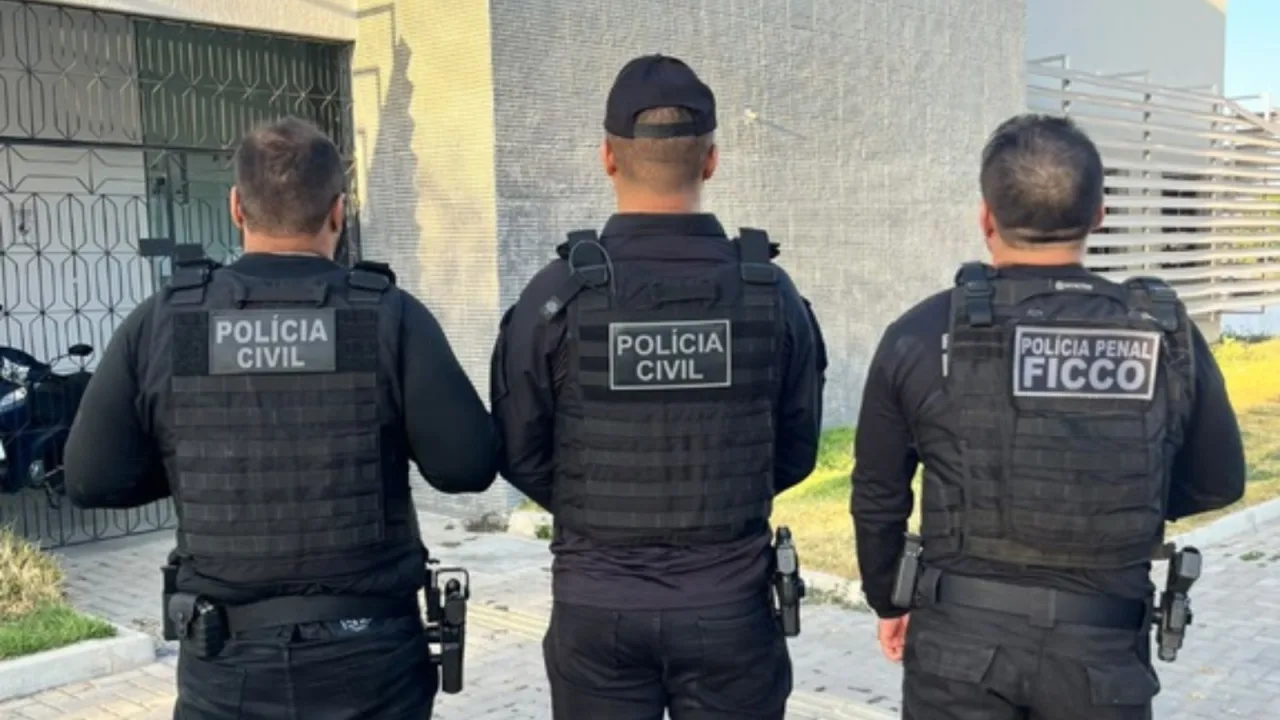 Equipes policiais em operação de combate ao crime organizado no Ceará.