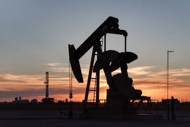 Plataforma de petróleo operando no mar.