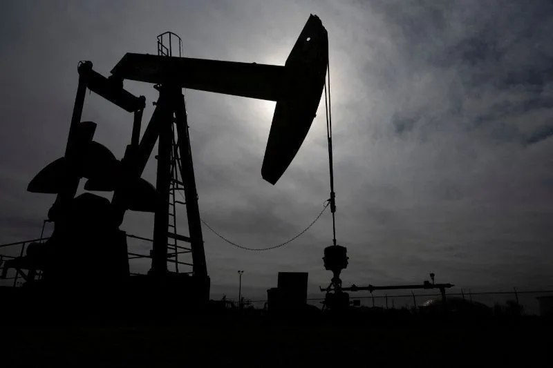 Refinaria de petróleo sob ameaça de conflito armado.