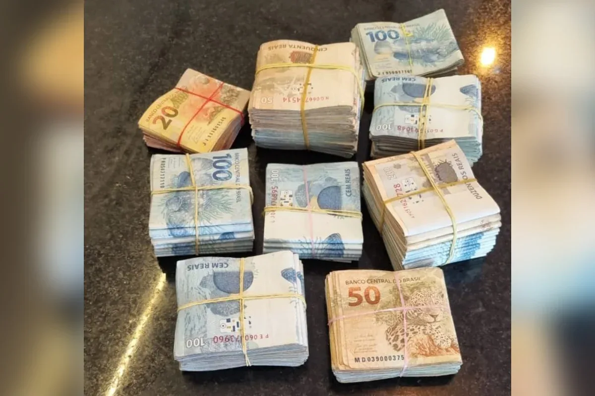 Cédulas de dinheiro e produtos apreendidos pela PF durante operação contra canetas emagrecedoras.