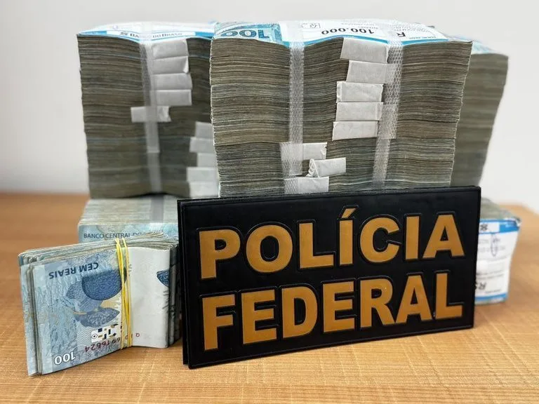 Carros de luxo apreendidos em operação de combate à corrupção pela Polícia Federal.