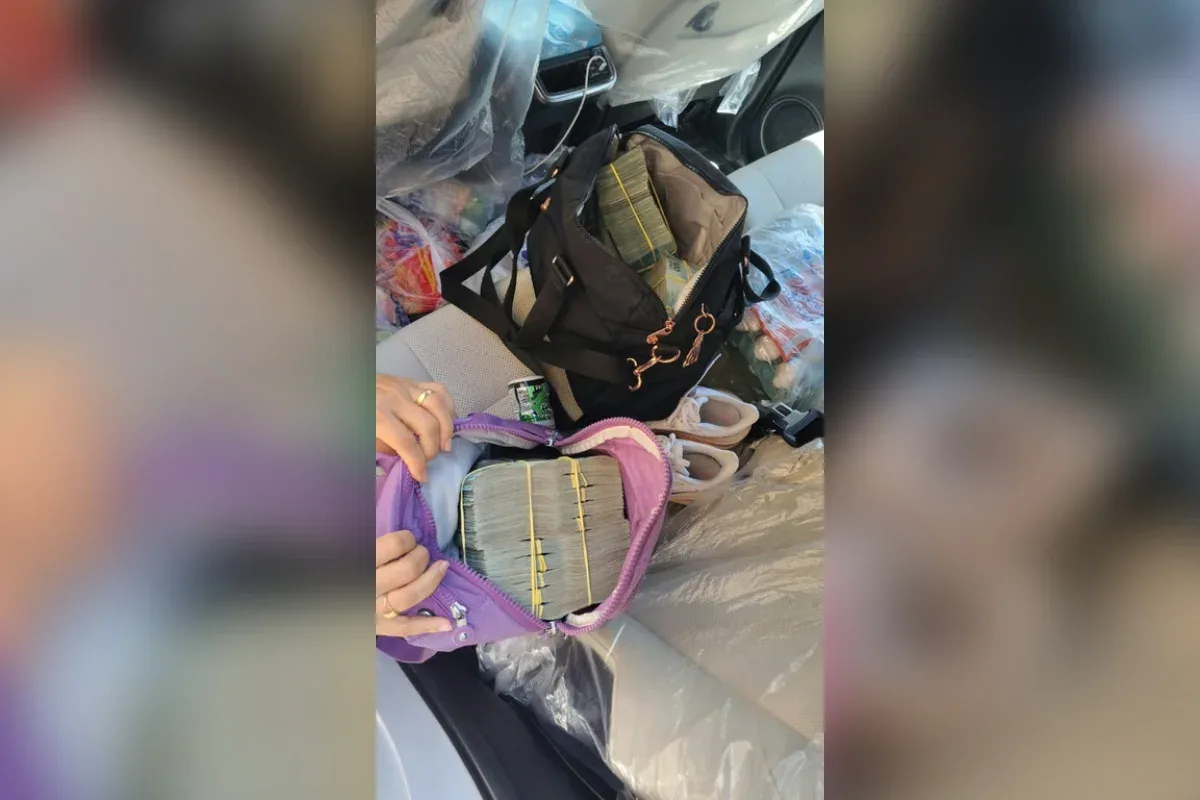 Mochilas contendo R$ 600 mil em notas apreendidas pela Polícia Federal.