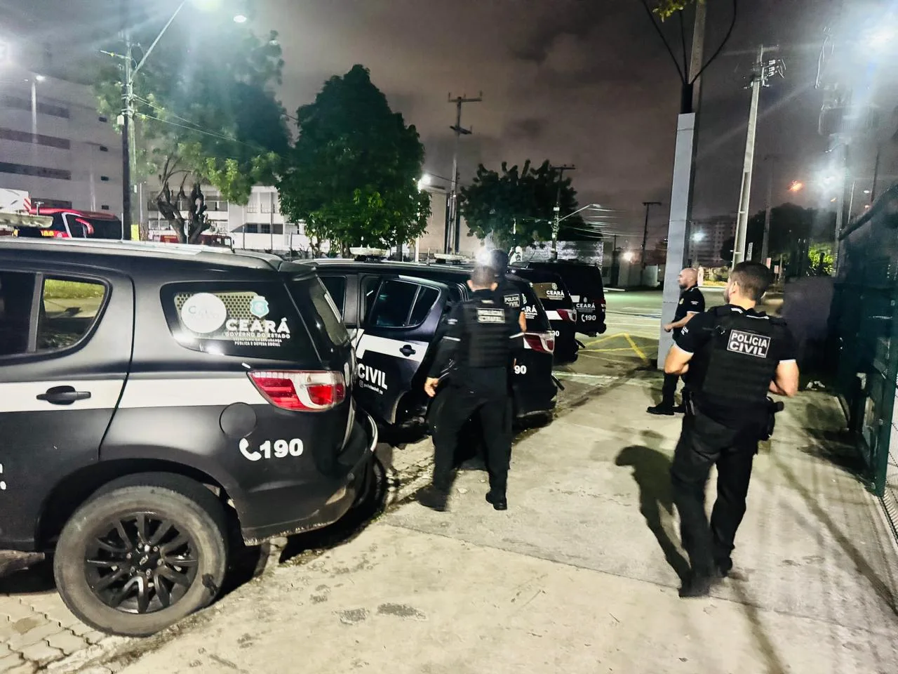 Agentes da Polícia Civil do Ceará em operação contra o crime organizado.