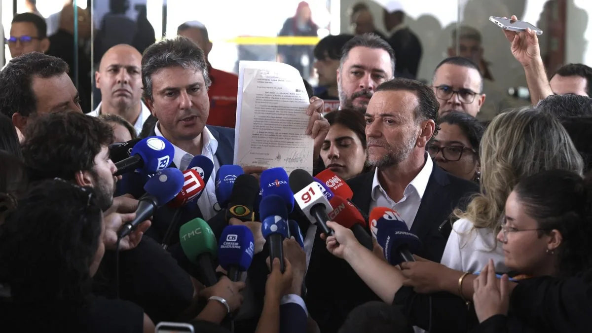 Camilo Santana falando a jornalistas sobre a abertura de sigilos dos candidatos.