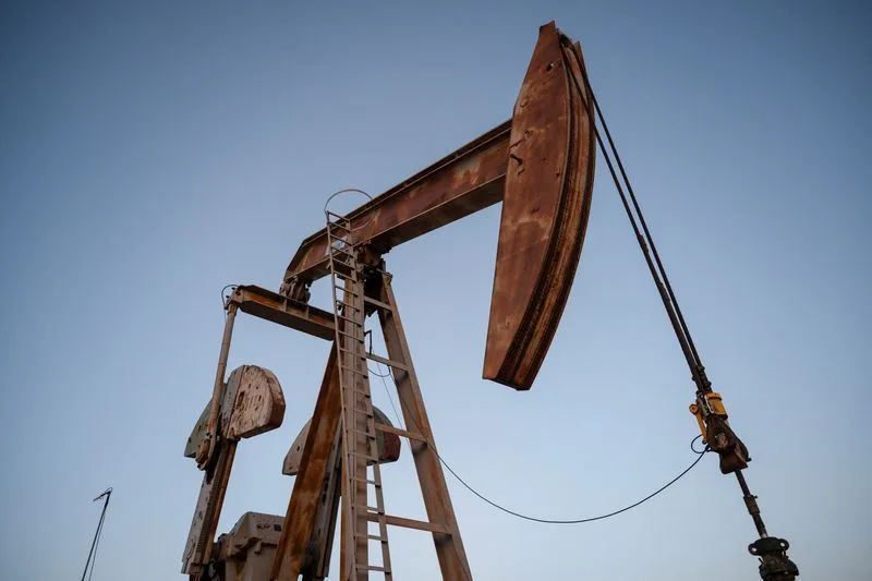 Tanque de petróleo navegando em alto mar sob tensão geopolítica.