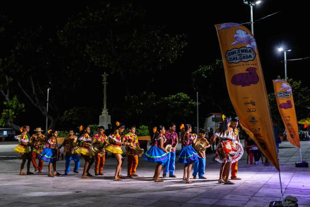 Apresentação de artistas em praça pública de Fortaleza.
