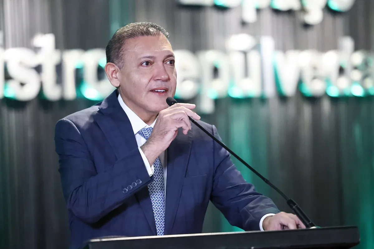 Kassio Nunes Marques discursando para representantes internacionais sobre a organização das eleições brasileiras.