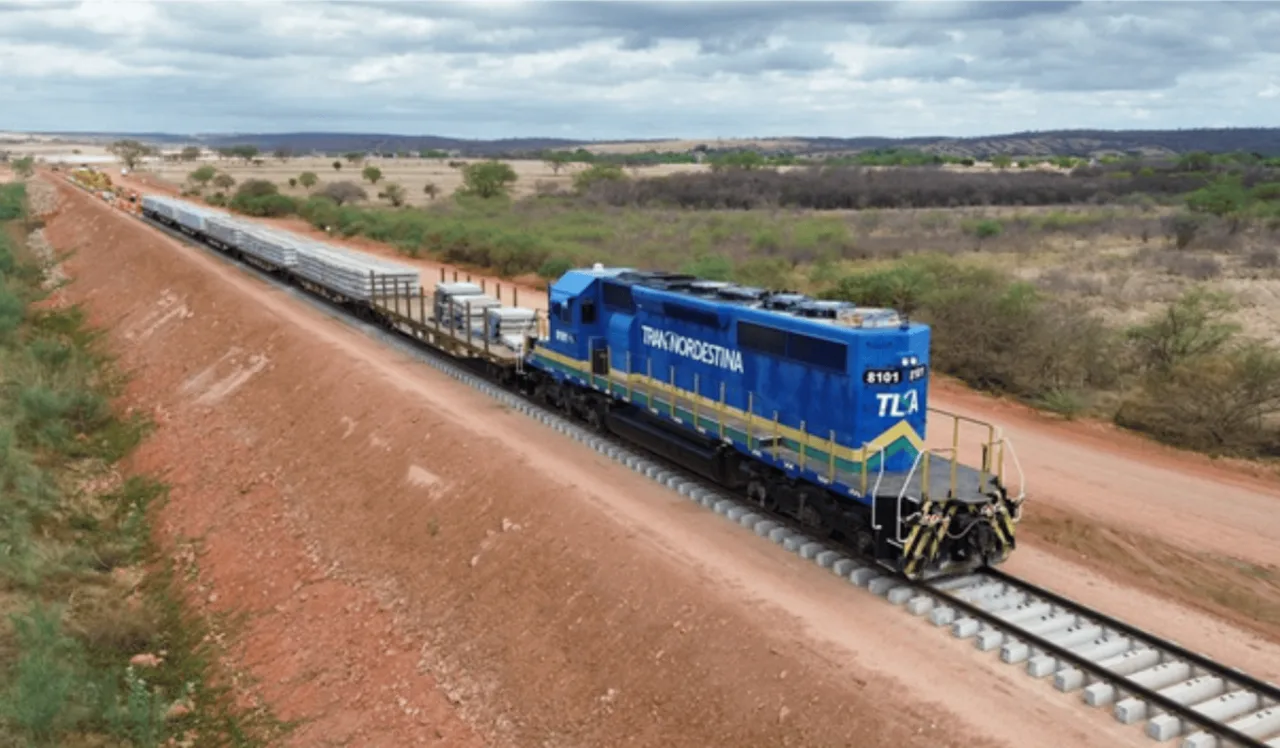 Trecho em obras da Ferrovia Transnordestina em paisagem árida.