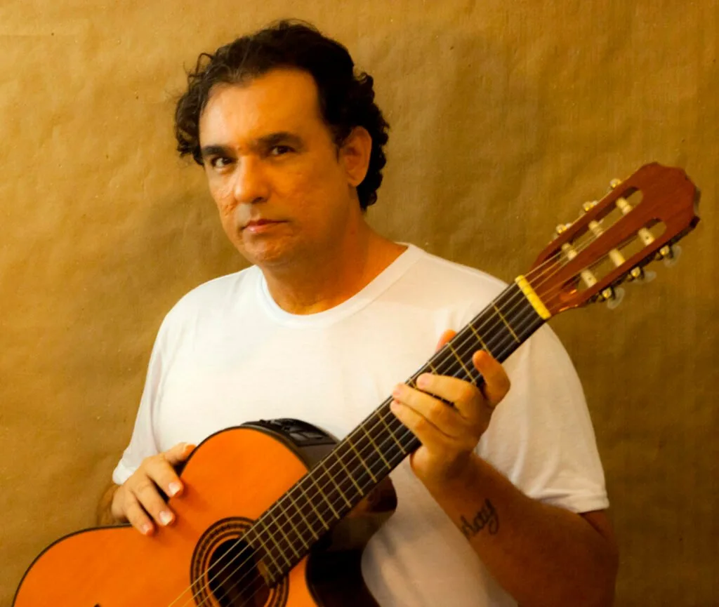 Músicos se apresentando ao ar livre no Parque Rio Branco em Fortaleza.