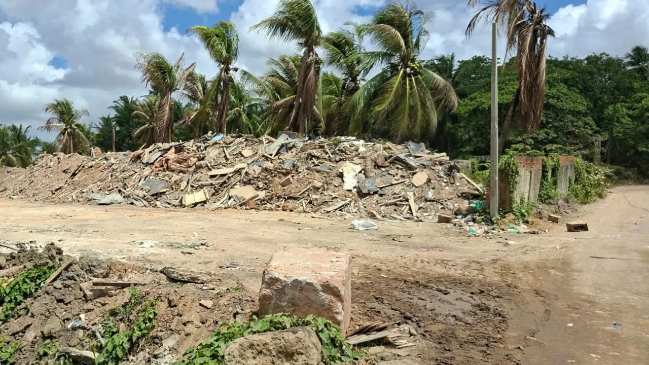 Equipes da Agefis realizando fiscalização ambiental em terreno no Jangurussu