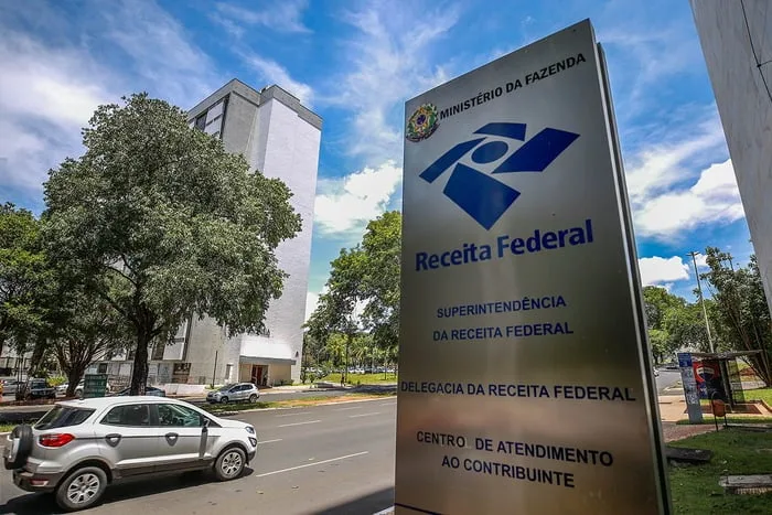 Fachada do prédio da Receita Federal com foco em atendimento ao contribuinte.