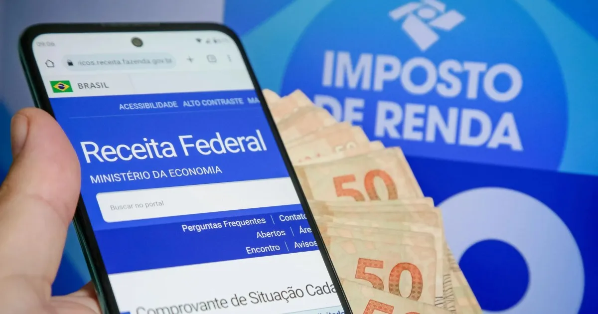Fachada do prédio da Receita Federal com foco em documentos fiscais.