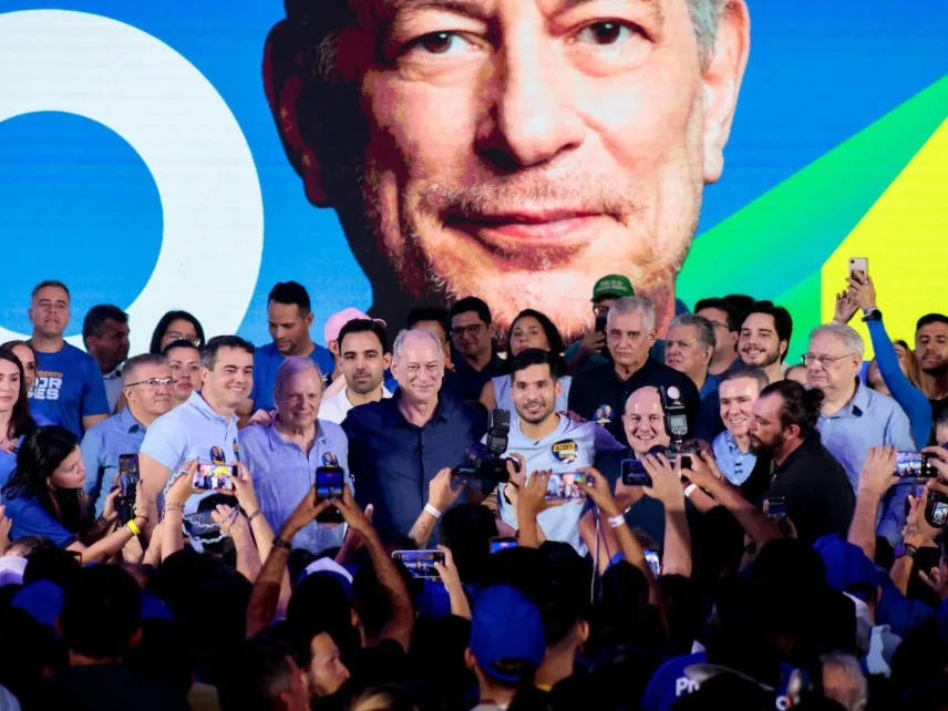 Plenário da Assembleia Legislativa do Ceará com parlamentares em sessão.