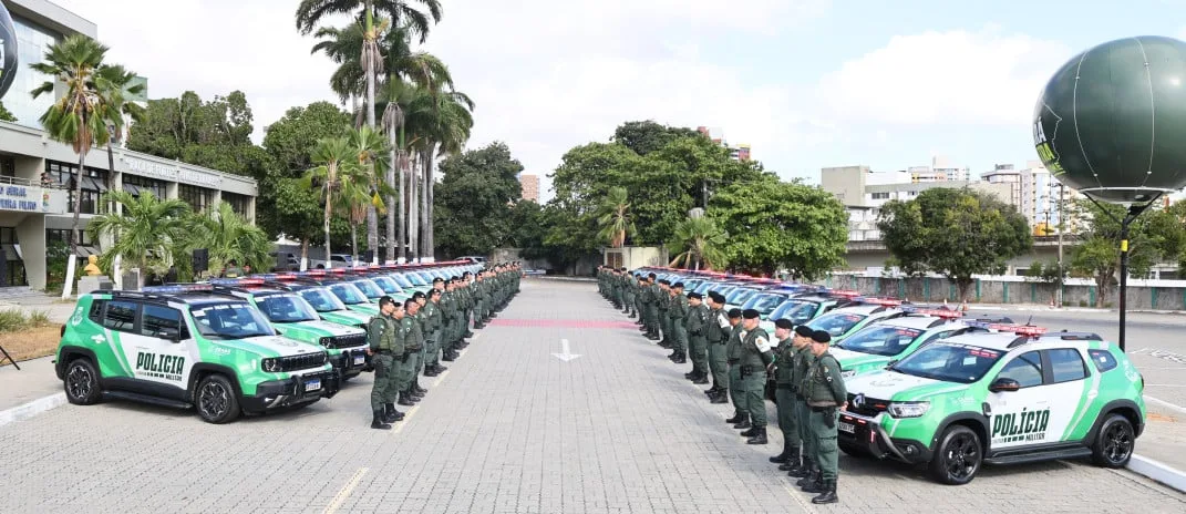 Linha de novas viaturas da Polícia Militar do Ceará expostas no pátio do Cisp.