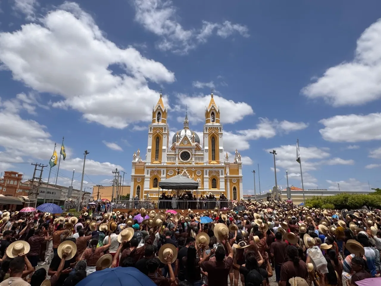 Procissão religiosa com andor de São Francisco em Canindé.