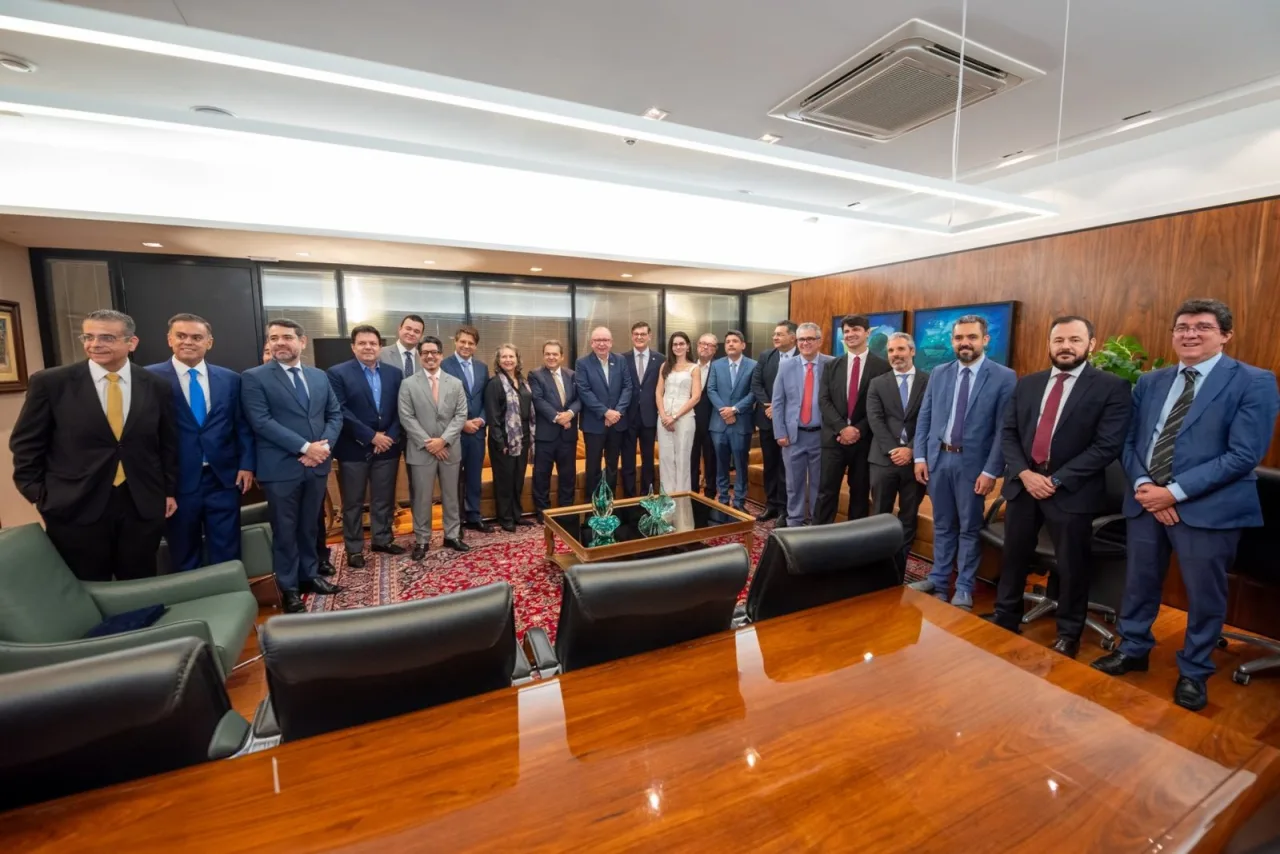 Ricardo Cavalcante e o ministro Carlos Pires Brandão em reunião na sede da FIEC.