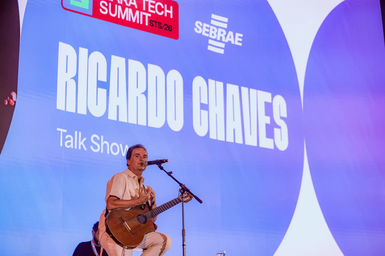 Ricardo Chaves discursando no palco do evento Siará Tech Summit