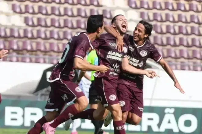 Equipe de futebol comemorando a conquista da vaga na Série B do Brasileiro.